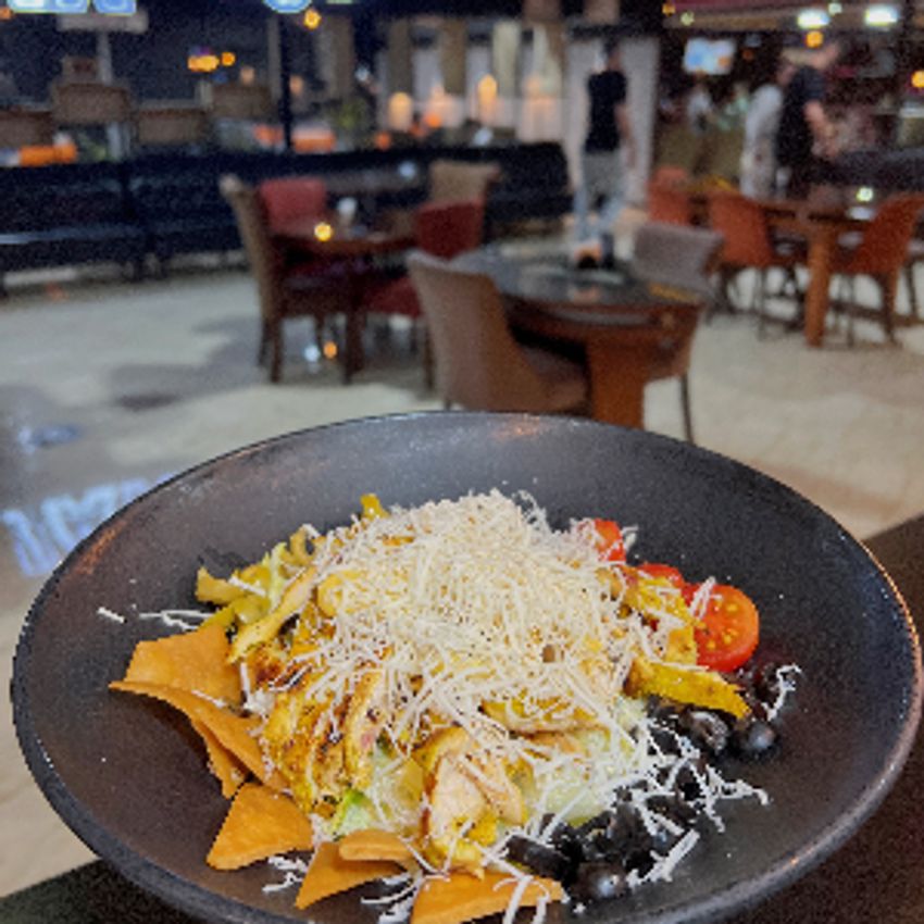 سینه مرغ گریل شده،کاهو پیچ ،سس سزار،نان کروتان،زیتون سبز،گوجه چری،پارمزان