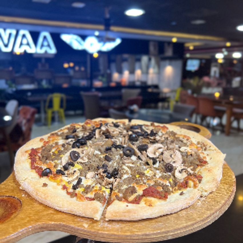 خمیرناپلوتین،سس گوجه،گوشت چرخ کرده ،قارچ ،پنیر پیتزا