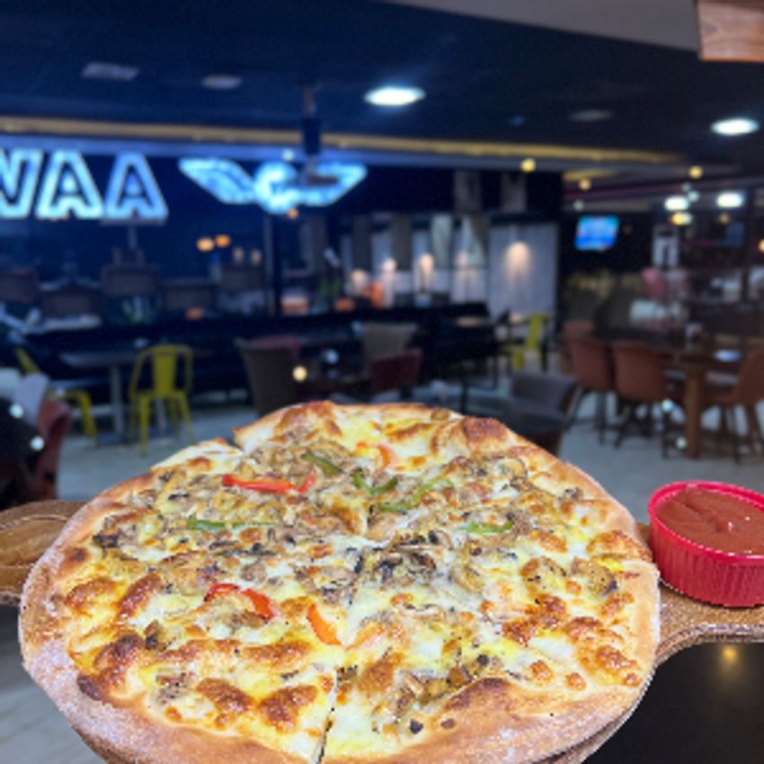 خمیر ناپلوتین،سس پستو،فیله مرغ،قارچ،پنیر پیتزا