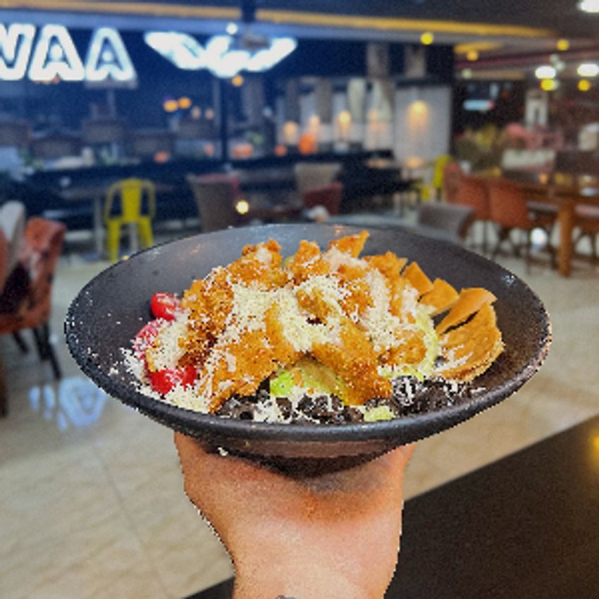 فیله مرغ سوخاری شده ،سس سزار،نان کروتان،گوجه چری،زیتون سیاه، پارمزان ،کاهو پیچ