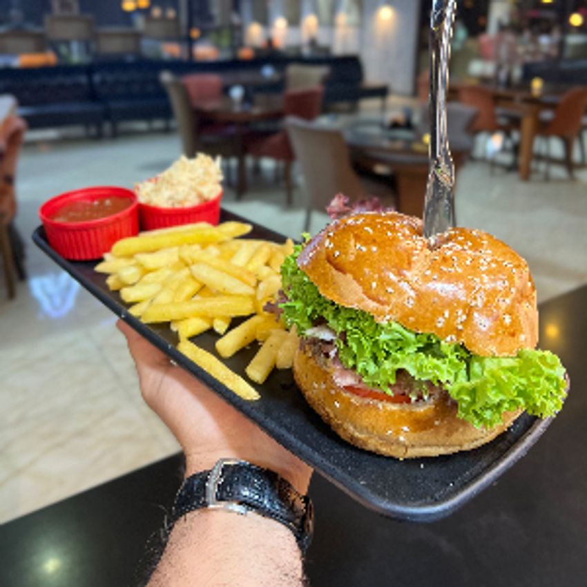 یک ورق برگر گوشت،فرنچ فرایز،کاهو،گوجه