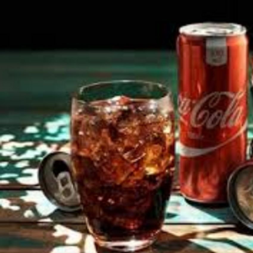 نوشابه قوطی همراه با لیوان یخ.....
