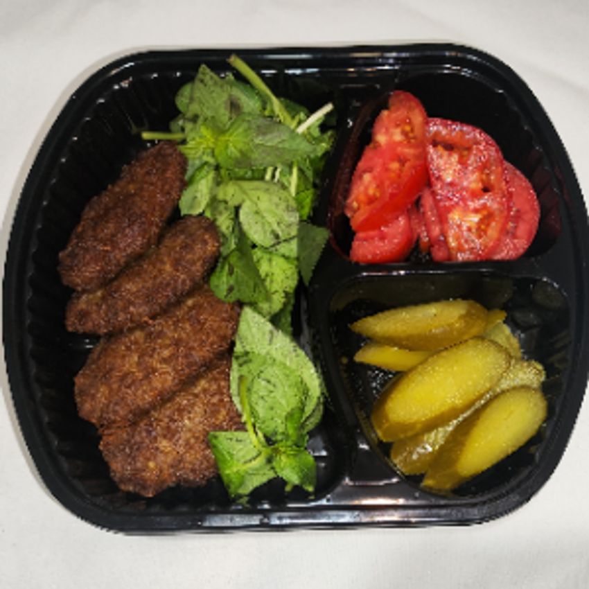 4 عدد کتلت، گوشت چرخ کرده، سیب زمینی، ادویه مخصوص، دورچین: گوجه، خیارشور، ریحان، سس یکنفره، نان سنگک یا لواش
