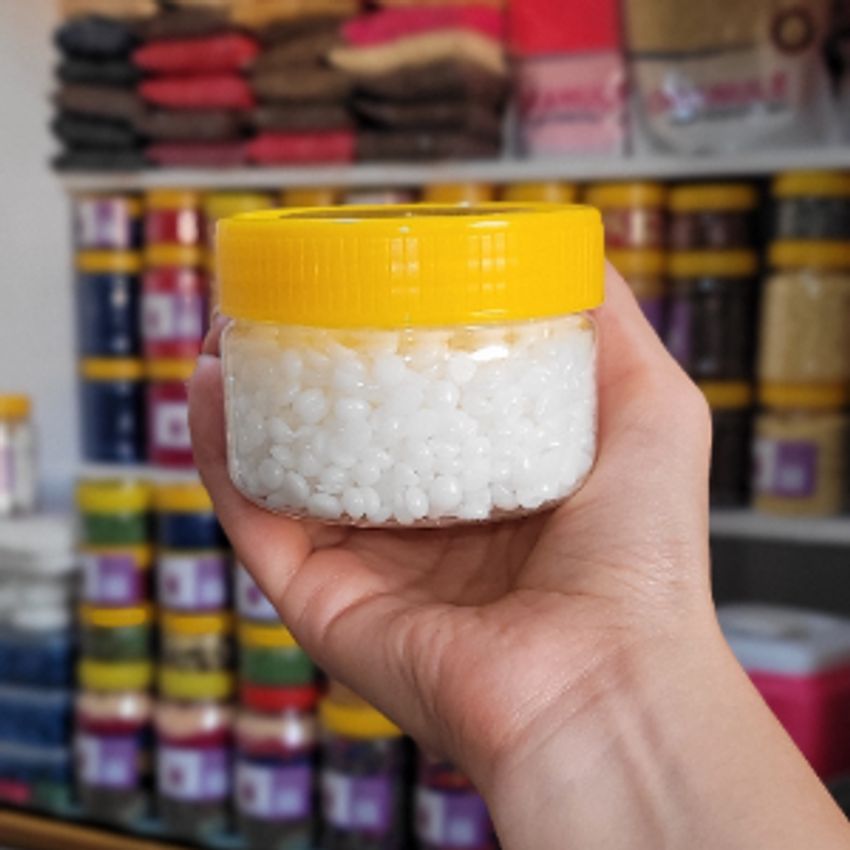 یک بسته 100 گرمی وکس مرواریدی گلس (پوست حساس) پاسخگو 2 مرتبه اصلاح صورت و یا 1 مرتبه اصلاح دست ها، پاها ، بیکینی و یا زیربغل است. این وکس دارای بافت کاملا ژله ای شکل و بسیار نرم است که جز معروف ترین دسته وکس در جهان شناخته میشود.

وکس مرواریدی گلس (پوست حساس) مخصوص پوست های فوق حساس است بنابراین اگر پوست حساس و مستعد به جوشی دارید این مدل وکس برای شما کاملا مناسب است.