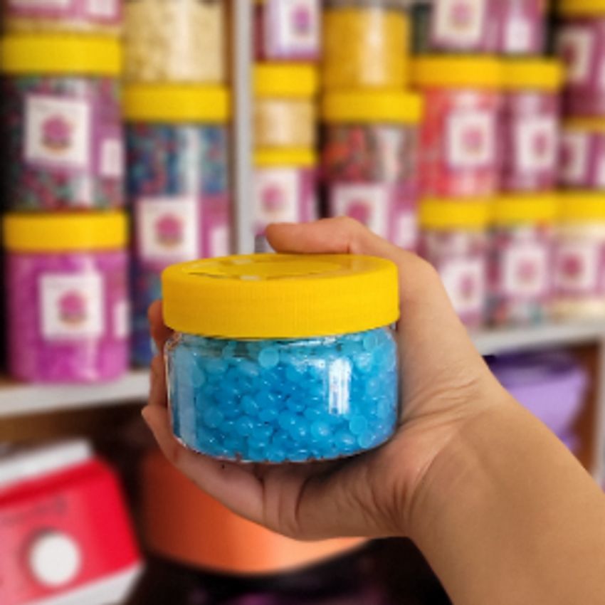 یک بسته 100 گرمی وکس مرواریدی گلس (پوست حساس) پاسخگو 2 مرتبه اصلاح صورت و یا 1 مرتبه اصلاح دست ها، پاها ، بیکینی و یا زیربغل است. این وکس دارای بافت کاملا ژله ای شکل و بسیار نرم است که جز معروف ترین دسته وکس در جهان شناخته میشود.

وکس مرواریدی گلس (پوست حساس) مخصوص پوست های فوق حساس است بنابراین اگر پوست حساس و مستعد به جوشی دارید این مدل وکس برای شما کاملا مناسب است.