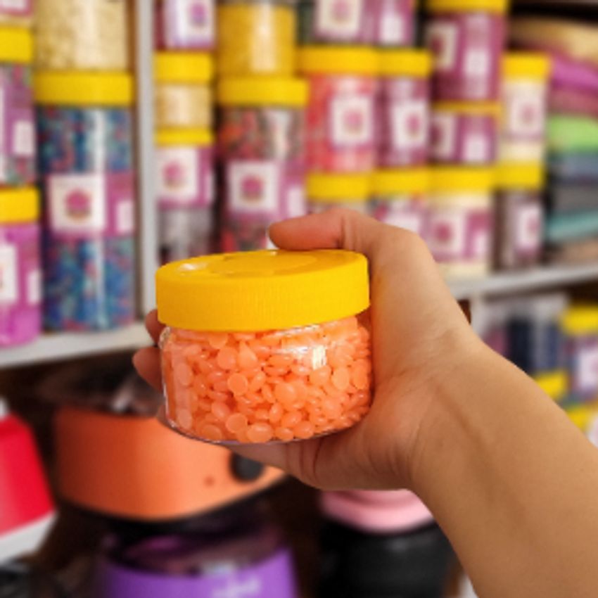 یک بسته 100 گرمی وکس مرواریدی گلس (پوست حساس) پاسخگو 2 مرتبه اصلاح صورت و یا 1 مرتبه اصلاح دست ها، پاها ، بیکینی و یا زیربغل است. این وکس دارای بافت کاملا ژله ای شکل و بسیار نرم است که جز معروف ترین دسته وکس در جهان شناخته میشود.

وکس مرواریدی گلس (پوست حساس) مخصوص پوست های فوق حساس است بنابراین اگر پوست حساس و مستعد به جوشی دارید این مدل وکس برای شما کاملا مناسب است.