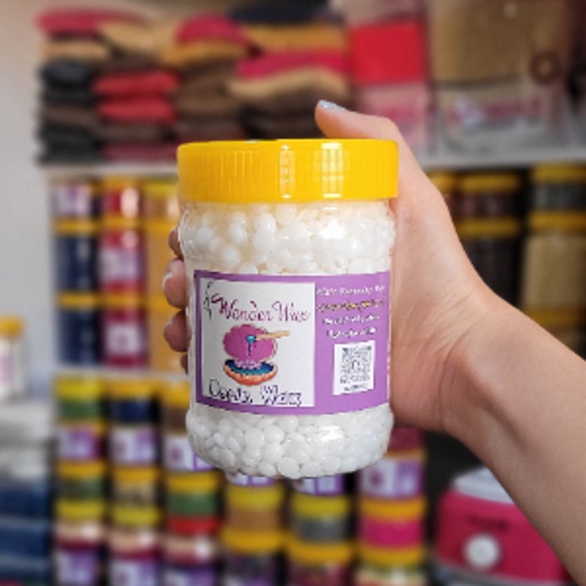 یک بسته 250 گرمی وکس مرواریدی پاسخگو 5 مرتبه اصلاح صورت و یا 1 مرتبه اصلاح کل بدن است.
برای مصرف شخصی تا سه مرتبه میتونید وکس را ذوب کنید و استفاده کنید.

وکس مرواریدی گلس مخصوص پوست های فوق حساس است بنابراین اگر پوست حساس و مستعد به جوشی دارید این مدل وکس برای شما کاملا مناسب است. وکس گلس هنگامی که ذوب میشود کاملا شفاف میشود.