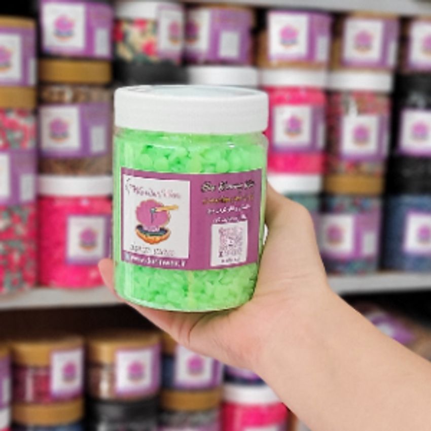 یک بسته 250 گرمی وکس مرواریدی پاسخگو 5 مرتبه اصلاح صورت و یا 1 مرتبه اصلاح کل بدن است.
برای مصرف شخصی تا سه مرتبه میتونید وکس را ذوب کنید و استفاده کنید.

وکس مرواریدی گلس مخصوص پوست های فوق حساس است بنابراین اگر پوست حساس و مستعد به جوشی دارید این مدل وکس برای شما کاملا مناسب است. وکس گلس هنگامی که ذوب میشود کاملا شفاف میشود.