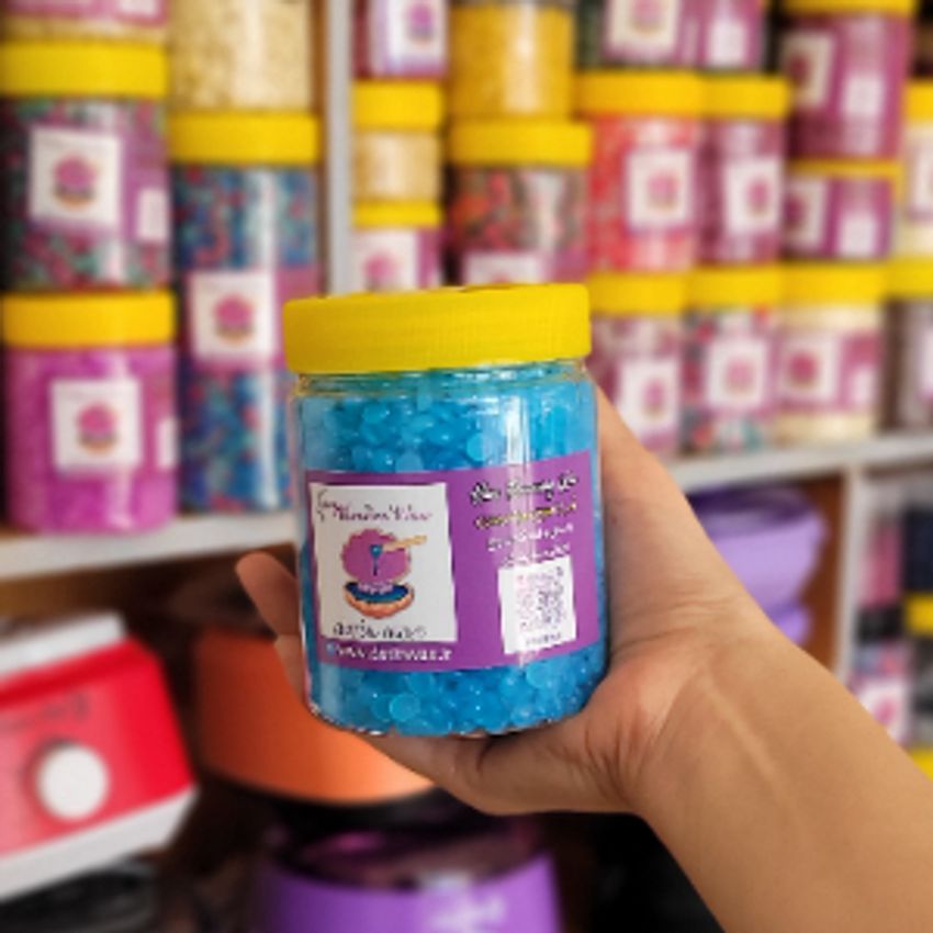 یک بسته 250 گرمی وکس مرواریدی پاسخگو 5 مرتبه اصلاح صورت و یا 1 مرتبه اصلاح کل بدن است.
برای مصرف شخصی تا سه مرتبه میتونید وکس را ذوب کنید و استفاده کنید.

وکس مرواریدی گلس مخصوص پوست های فوق حساس است بنابراین اگر پوست حساس و مستعد به جوشی دارید این مدل وکس برای شما کاملا مناسب است. وکس گلس هنگامی که ذوب میشود کاملا شفاف میشود.