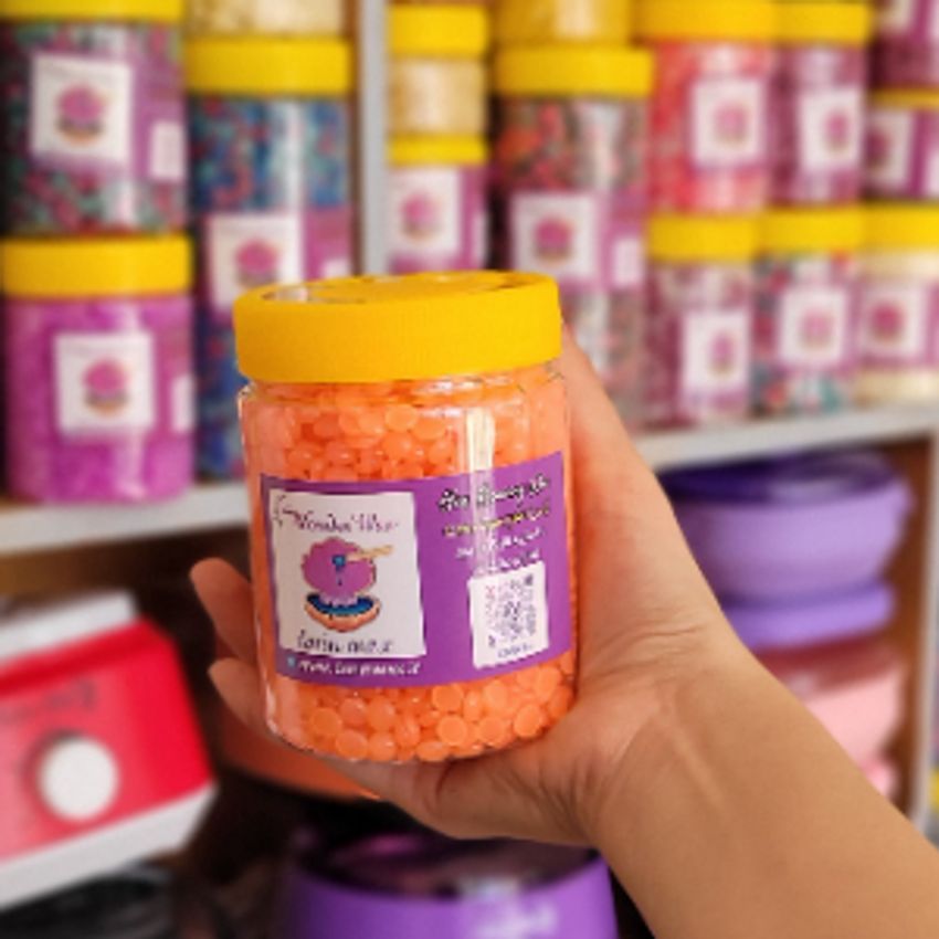 یک بسته 250 گرمی وکس مرواریدی پاسخگو 5 مرتبه اصلاح صورت و یا 1 مرتبه اصلاح کل بدن است.
برای مصرف شخصی تا سه مرتبه میتونید وکس را ذوب کنید و استفاده کنید.

وکس مرواریدی گلس مخصوص پوست های فوق حساس است بنابراین اگر پوست حساس و مستعد به جوشی دارید این مدل وکس برای شما کاملا مناسب است. وکس گلس هنگامی که ذوب میشود کاملا شفاف میشود.