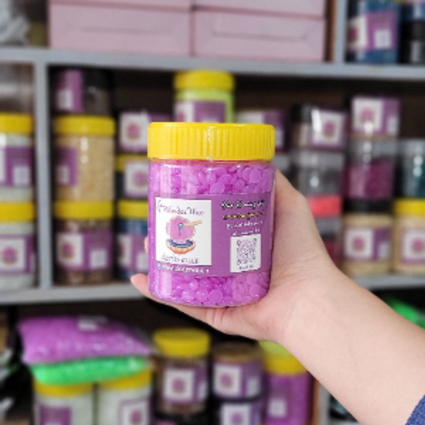 یک بسته 250 گرمی وکس مرواریدی پاسخگو 5 مرتبه اصلاح صورت و یا 1 مرتبه اصلاح کل بدن است.
برای مصرف شخصی تا سه مرتبه میتونید وکس را ذوب کنید و استفاده کنید.

وکس مرواریدی گلس مخصوص پوست های فوق حساس است بنابراین اگر پوست حساس و مستعد به جوشی دارید این مدل وکس برای شما کاملا مناسب است. وکس گلس هنگامی که ذوب میشود کاملا شفاف میشود.