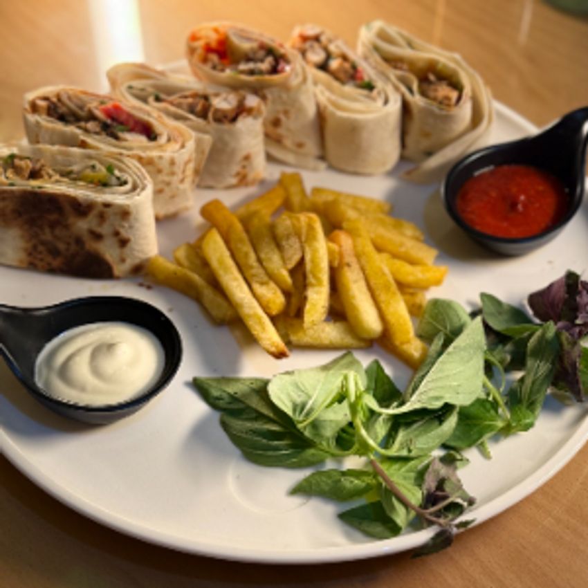 مرغ مرینت شده با ادویه های عربی،سیب زمینی،سس سیر