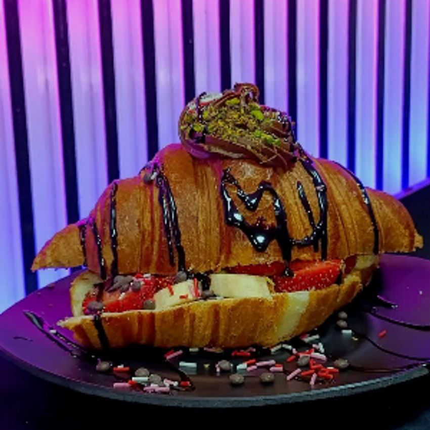 کروسان موز توت فرنگی بستنی ......