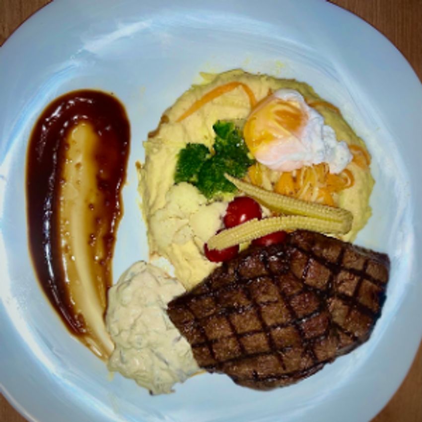 350گرم فیله گوساله-پوره سیب زمینی-سس قارچ-سس تریاکی-بیبی کرن-گوجه گیلاسی-بروکلی-کلم سفید-کدو و هویج-تخم مرغ پوچد شده