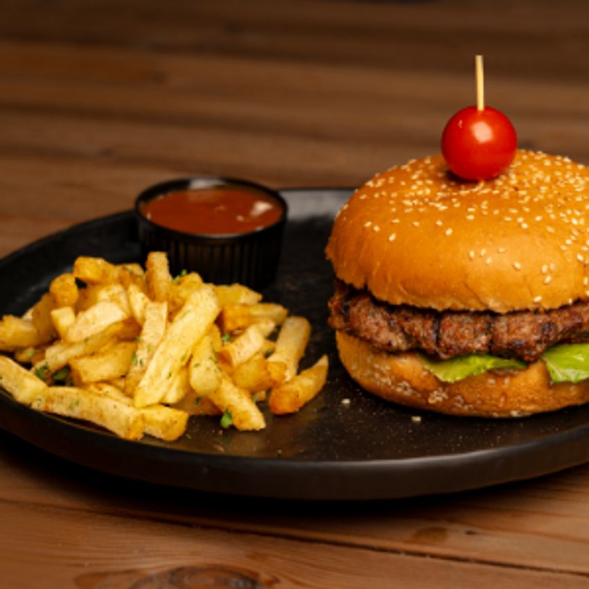 200گوشت گوساله-سس خیارشور-کاهو-گوجه-پیاز کاراملی-سس تریاکی- سیب زمینی- کچاپ