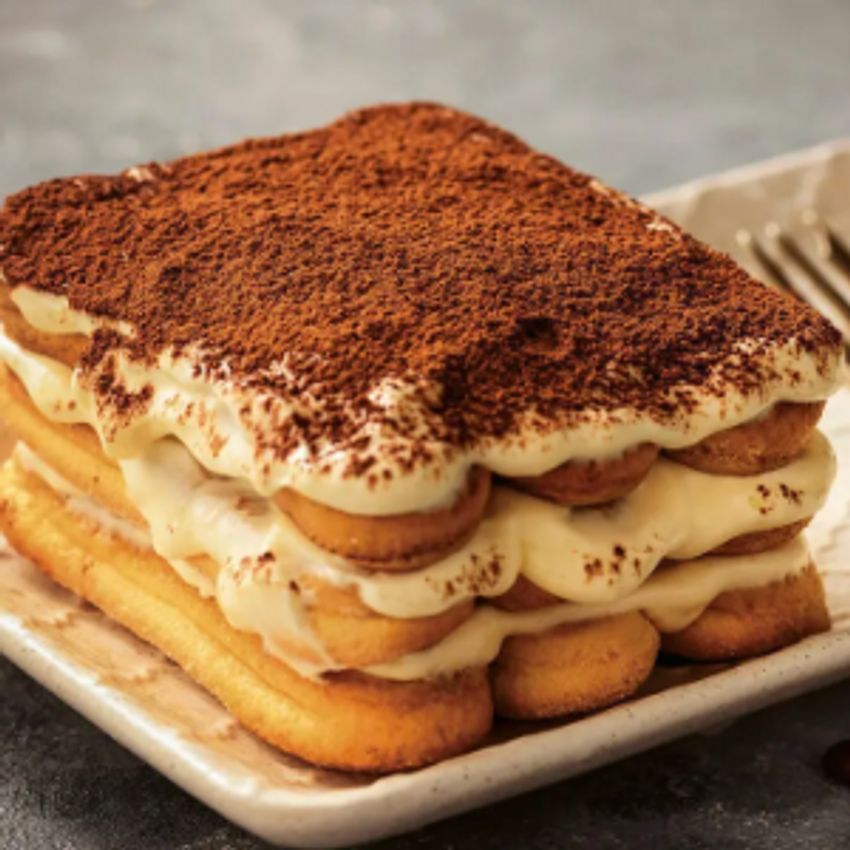 ترکیبی از لایه های بیسکوییت آغشته به قهوه،کرم ماسکارپونه....