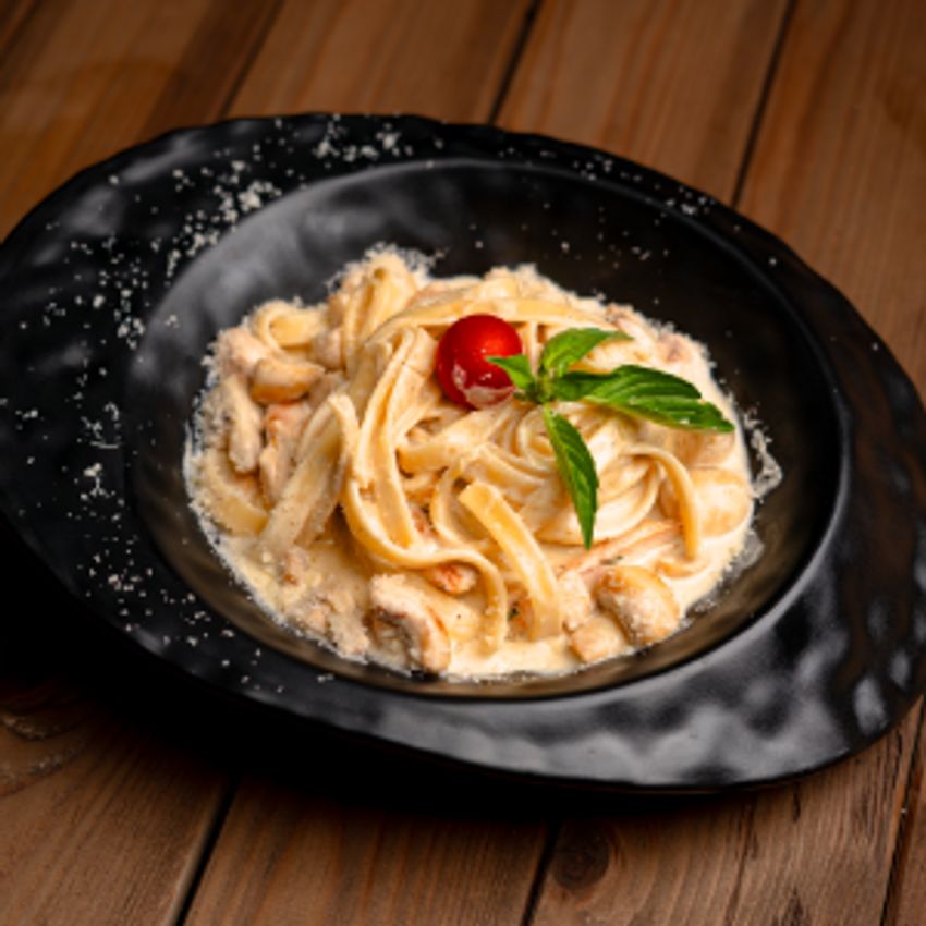 فتوچینی-قارچ-گوشت-سس الفردو-گوجه گیلاسی-پنیر پارمسان