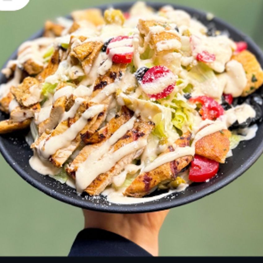 کاهوتازه+ مرغ گریل +نان کروتان+گوجه گیلاسی+زیتون+پنیر پارمیسان+سس سزارخانگی
