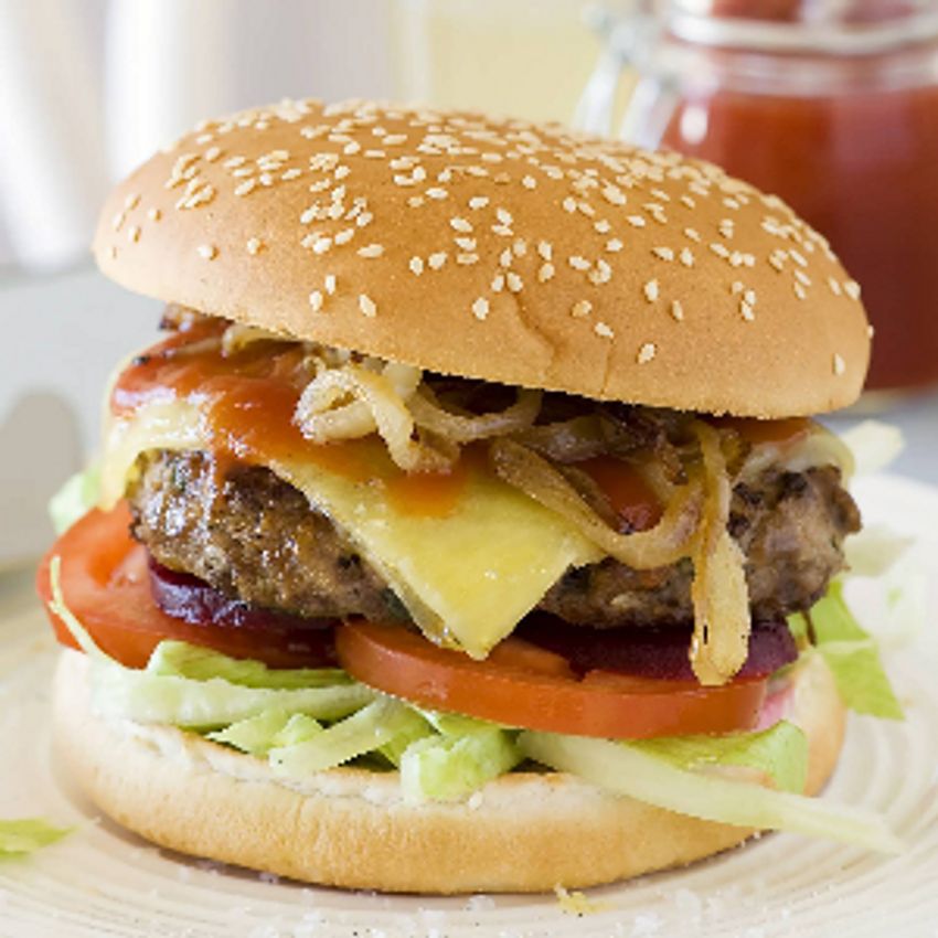 برگر 150 گرمی گوشت چرخ شده قارچ وپنیر سس مخصوص کاهو گوجه و خیارشور