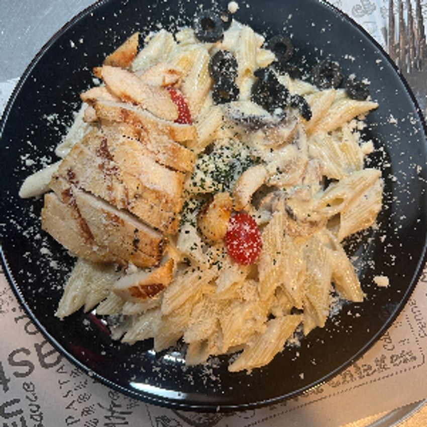 پاستا پنه ،سس آلفردو قارچ،جعفری،زیتون اسلایس ،گوجه گیلاسی،مرغ مرینیت شده گریل