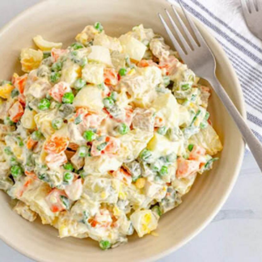 سینه مرغ سیب زمینی تخم مرغ نخود فرنگی سس مخصوص              
