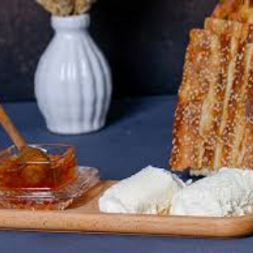 طعم سنتی سرشیر و عسل همراه باچای 