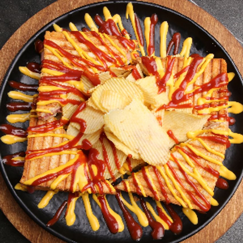 نان تست ،سس مخصوص،چیپس، ژامبون گوشت،پنیر ورقه گودا