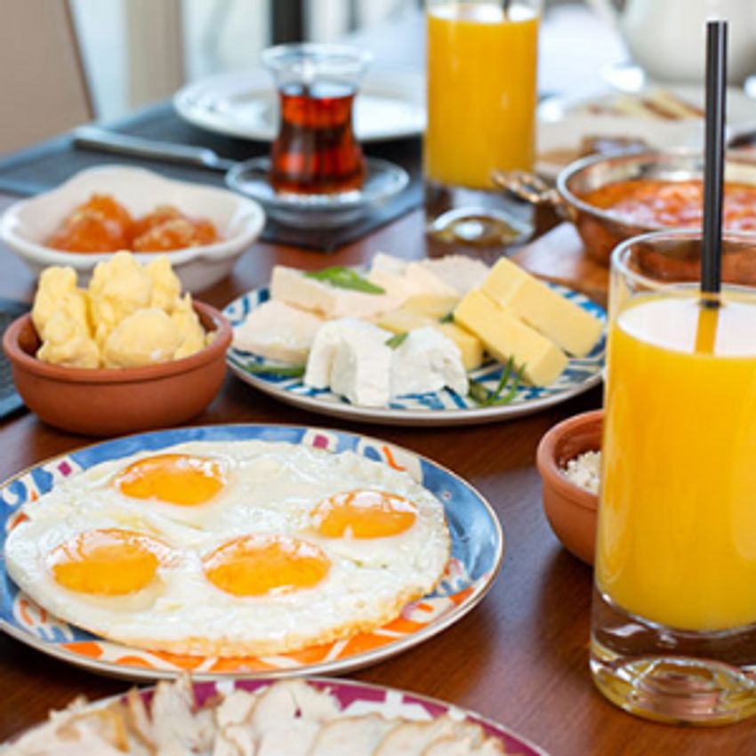 دوتا املت دو نفره با ادویه مخصوص با دورچین خیارشور و زیتون چای و ابمیوه
