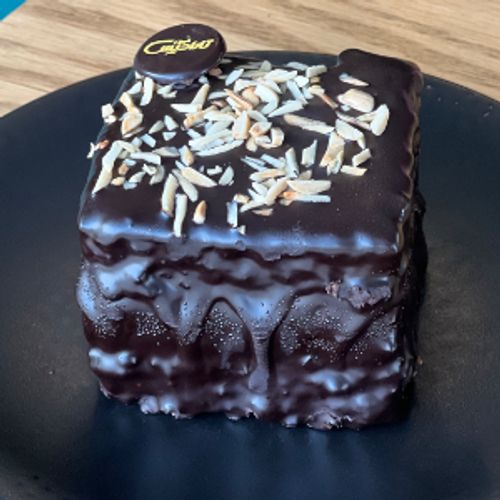 کیک شکلاتی با خلال بادام  