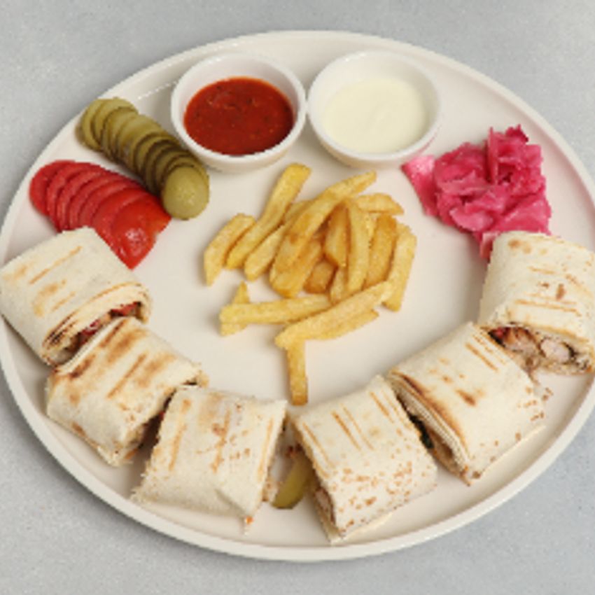 مرغ مرینت شده با ادویه های عربی،سیب زمینی،سس سیر