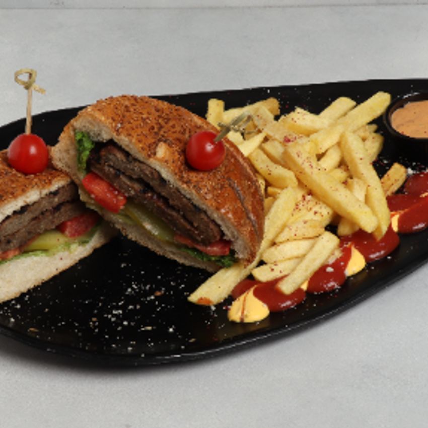 یک عدد برگر دست ساز گوشت مخلوط گوساله و گوسفندی گریل شده 200 گرمی، پنیر گودا، کاهو، گوجه، نان گودا