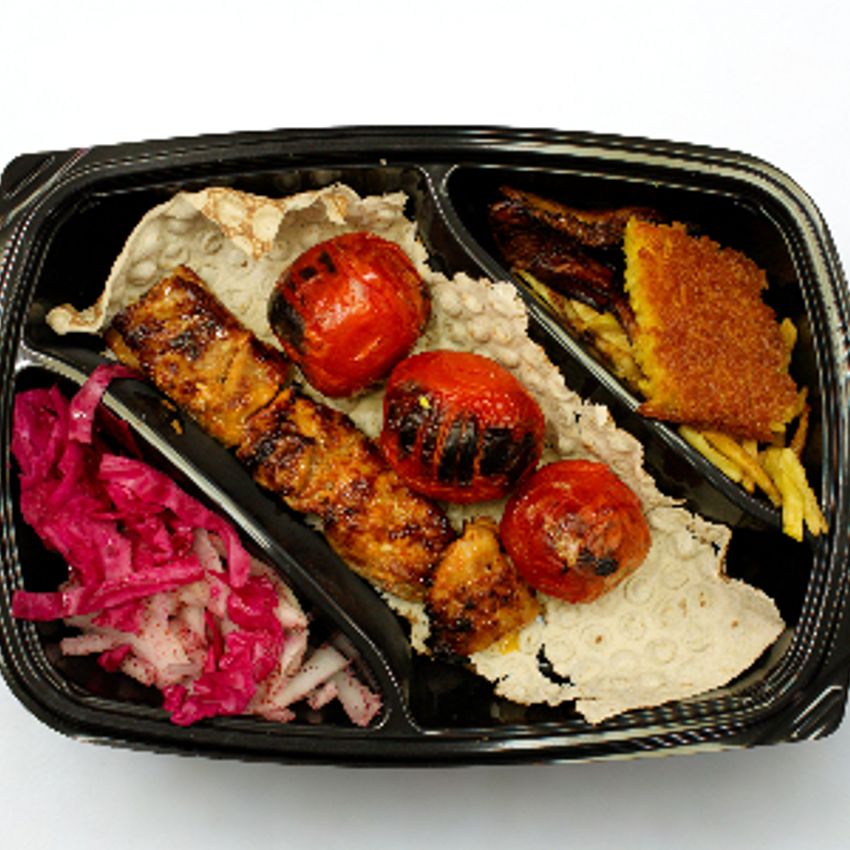 یک سیخ جوجه ران بدون استخوان ۱۵۰ گرمی به همراه دورچین