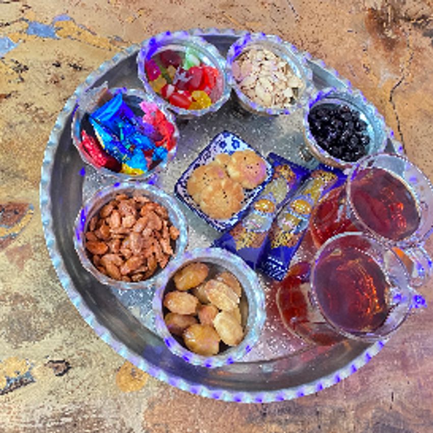 دو لیوان چای به همراه دورچین مخصوص( شیرینی، نبات، تخمه وپاستیل ‌شکلات و…)