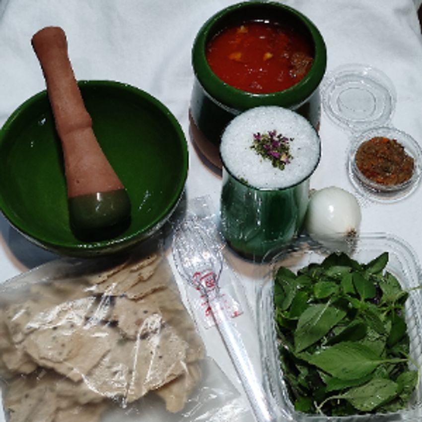 200 گرم گوشت ماهیچه گوسفندی همراه دنبه، گوجه، سیب زمینی،حبوبات،ادویه مخصوص، پخته شده در ظروف سفالی
 به همراه: نان خشک تیلیتی، کاسه سفالی، گوشکوب سفالی، پک قاشق چنگال،سفره یکبارمصرف
دورچین:  سبزی ریحان تازه بزرگ، دو مدل ترشی، پیاز، نان سنگک