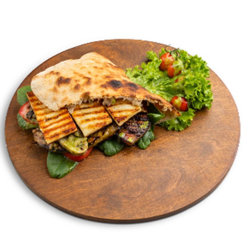 بادمجان گریل، کدوی سبز گریل، قارچ گریل، پنیر هالومی گریل، سس پستو، نان‌ چاپاتای کافه