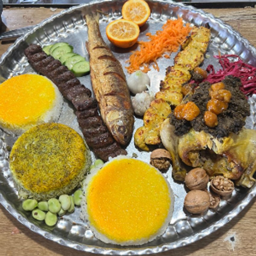 1عدد مرغ شکم پر ،1عدد ماهی سفید ،1عدد لقمه زعفرانی ،1 عدد جوجه زعفرانی ،1 عدد شوید پلو ،2عدد برنج زعفرانی محلی 1پرس ترش تره و1 پرس بادمجان کباب + دورچین مخصوص