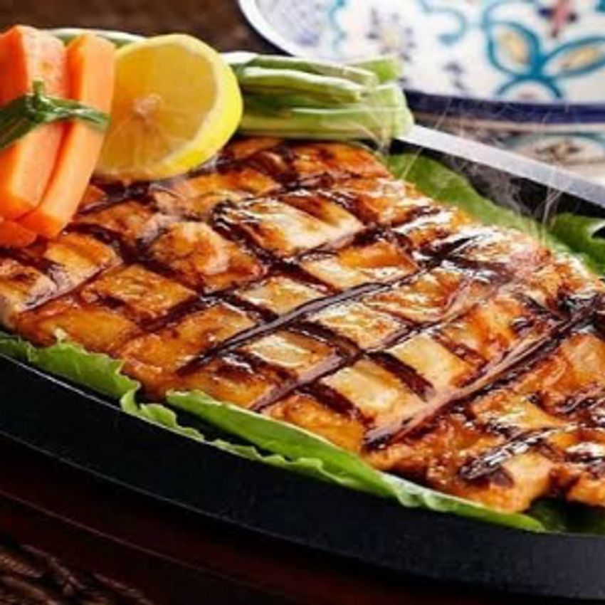شنیسل مرغ مزه دار شده 300 گرم - توپک سیب و پنیر ویژه ویستا -سبزیجات - سس ویژه 