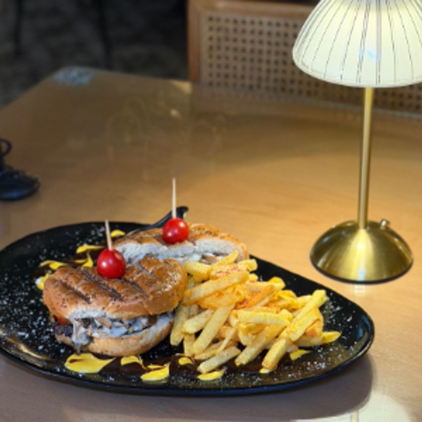 ۲۰۰ گرم برگر دستی + قارچ و پنیر