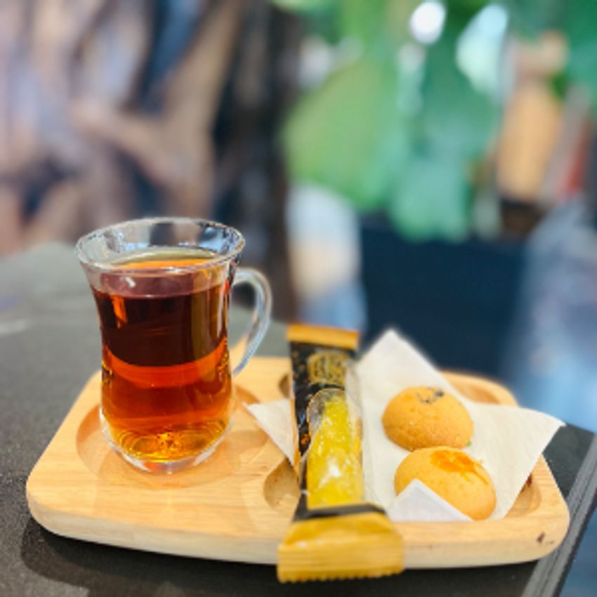 چای لیوانی +نبات زعفرانی +قطاب مخصوص +دو عدد شیرینی محلی