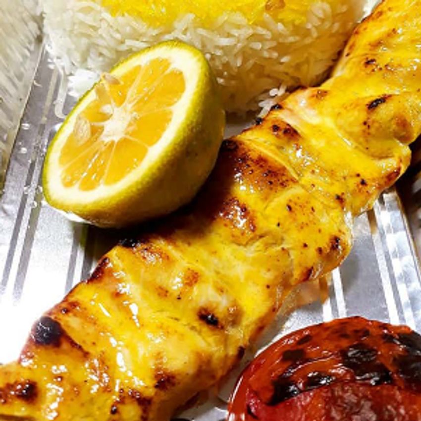 یک سیخ جوجه ی ۲۰۰گرمی(سینه ی مرغ)همراه با دورچین کامل