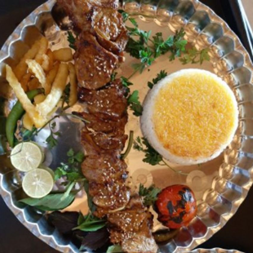 یک سیخ چنجه ی 210گرمی(گوسفندی)همراه با دورچین