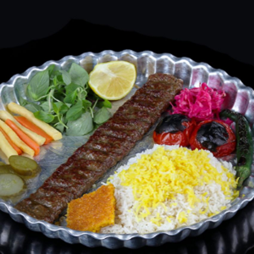 یک سیخ کباب لقمه گوسفندی220گرمی همراه با دورچین