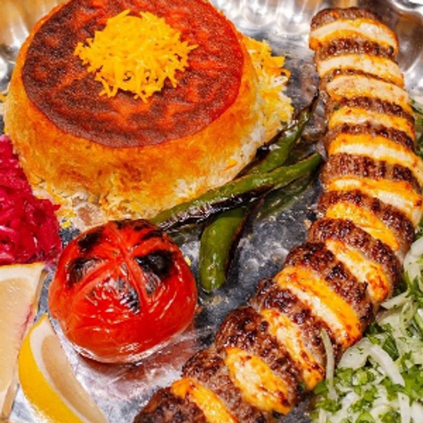یک سیخ کباب لقمه گوسفندی220گرمی با نگین ریزجوجه همراه با دورچین