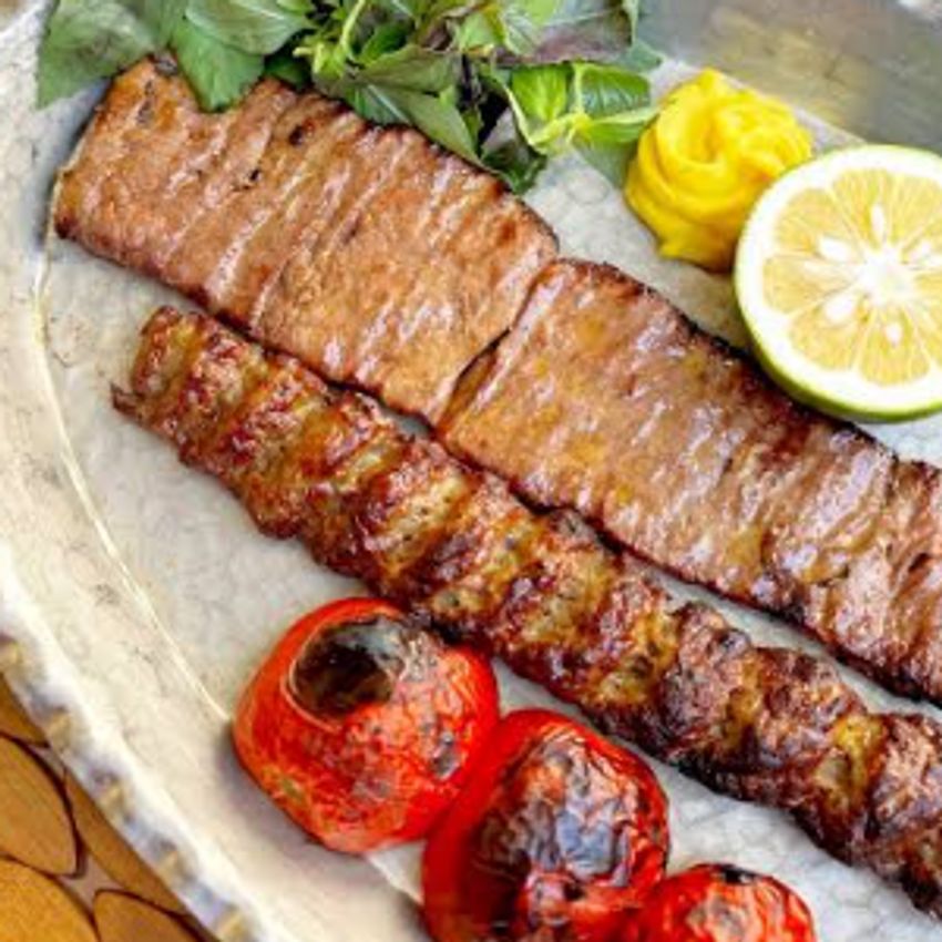 یک سیخ کباب برگ 210گرمی گوسفندی
یک سیخ کوبیده ی 100گرمی گوسفندی
همراه با دورچین