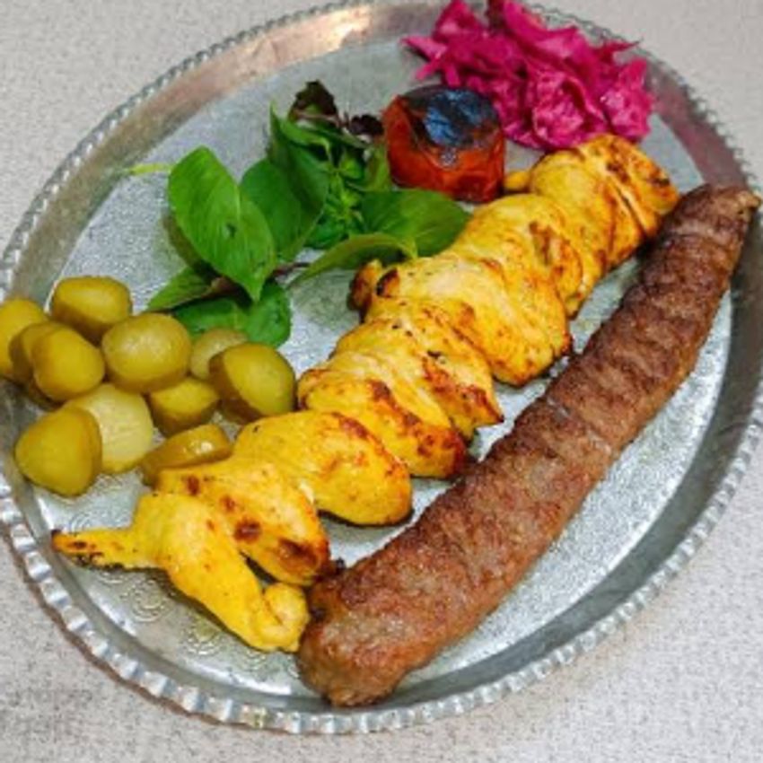 یک سیخ جوجه 200گرمی(سینه ی مرغ)
یک سیخ کباب کوبیده 100گرمی گوسفندی
همراه با دورچین
