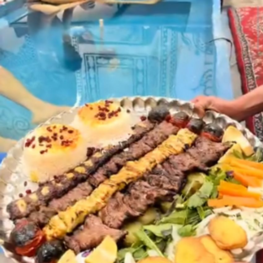 یک سیخ شیشلیگ 350گرمی
یک سیخ کباب نگین دار220گرمی
یک سیخ جوجه ی بی استخوان220گرمی
یک سیخ کباب برگ210گرمی
همراه با دوتا برنج کته