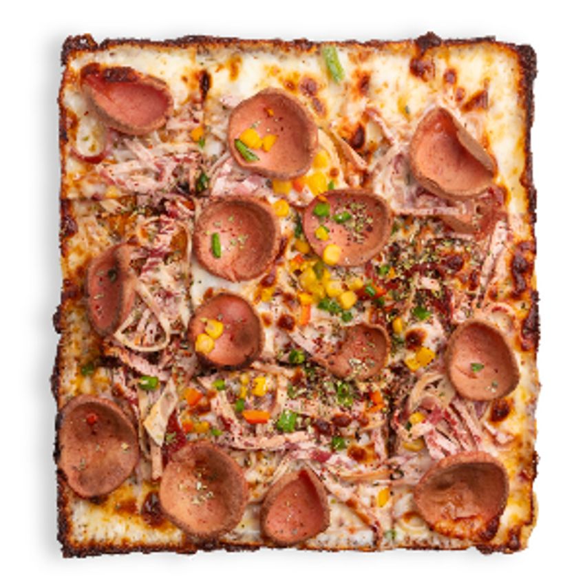 120 گرم سوسیس کوتل دودی و ژامبون مرغ دودی و ژامبون گوشت دودی، سس گوجه‌فرنگی، قارچ، ذرت، فلفل دلمه، پنیر موزارلا، خمیر دیترویت