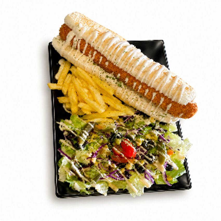 همراه با دورچین سالاد و سیب زمینی سرخ شده
