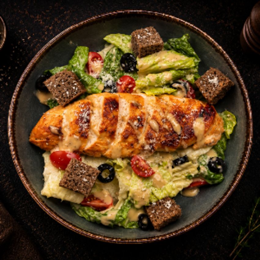 کاهو ، سس سزار ، گوجه گیلاسی ، زیتون اسلایس ، سینه مرغ ، نان کراتن ، پنیر پارمژان