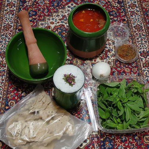 200 گرم گوشت ماهیچه گوسفندی همراه دنبه، گوجه، سیب زمینی،حبوبات،ادویه مخصوص، پخته شده در ظروف سفالی
 به همراه: نان خشک تیلیتی، کاسه سفالی، گوشکوب سفالی، پک قاشق چنگال،سفره یکبارمصرف
دورچین:  سبزی ریحان تازه بزرگ، دو مدل ترشی، پیاز، نان سنگک